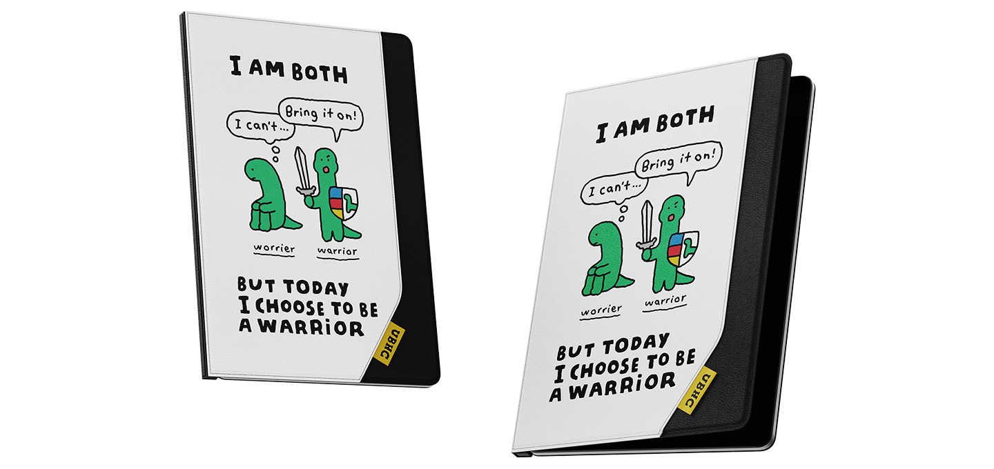 갤럭시 탭 조구만 스튜디오 엔벨롭 커버를 장착한 2개의 갤럭시 탭의 오른쪽 회전 이미지와 왼쪽 회전 이미지가 보여집니다.