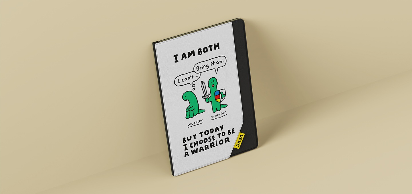 녹색의 배경에 벽에 기대어 보여지는 갤럭시 탭 조구만 스튜디오 엔벨롭 커버를 장착한 갤럭시 탭이 보여집니다.