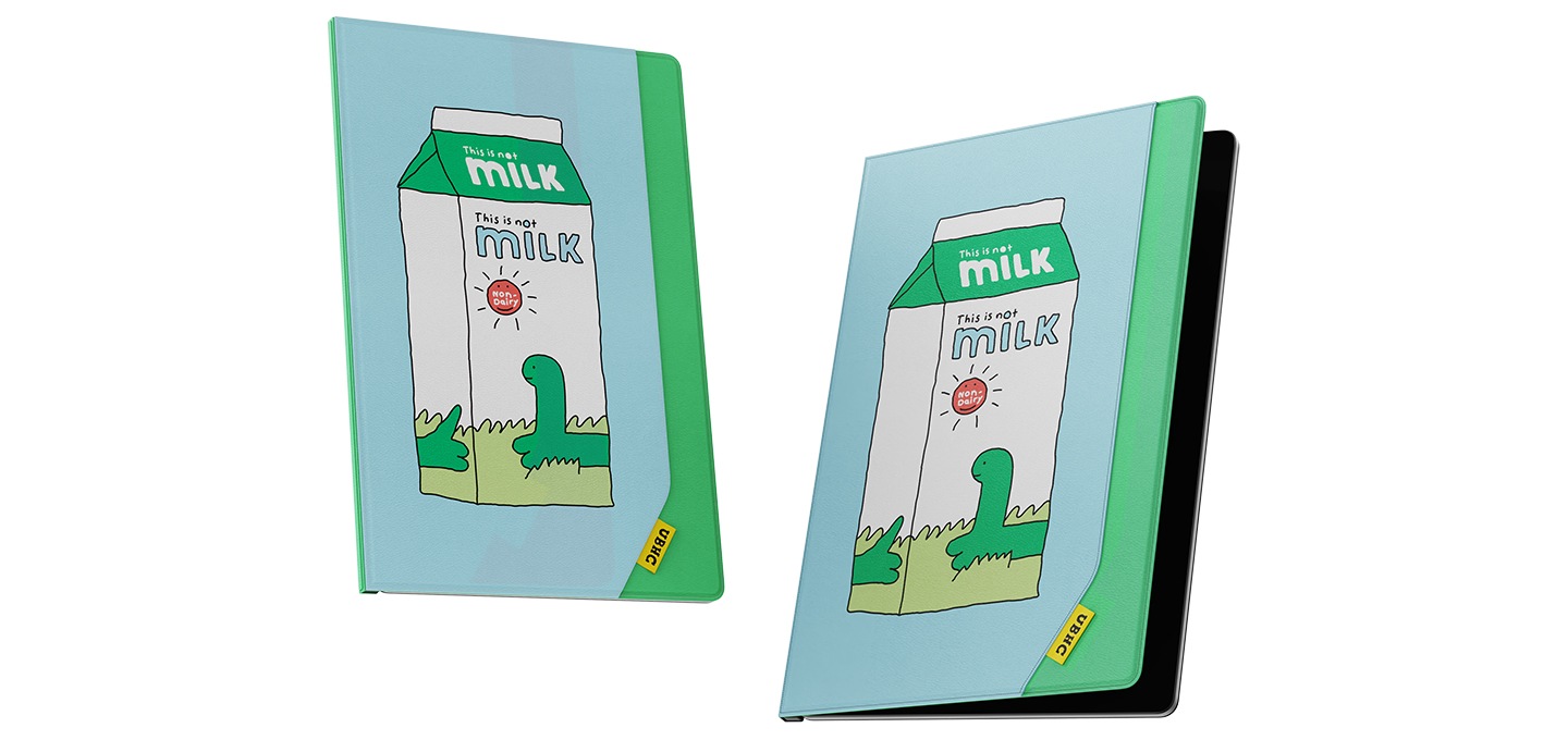 갤럭시 탭 조구만 스튜디오 엔벨롭 커버를 장착한 2개의 갤럭시 탭의 오른쪽 회전 이미지와 왼쪽 회전 이미지가 보여집니다.