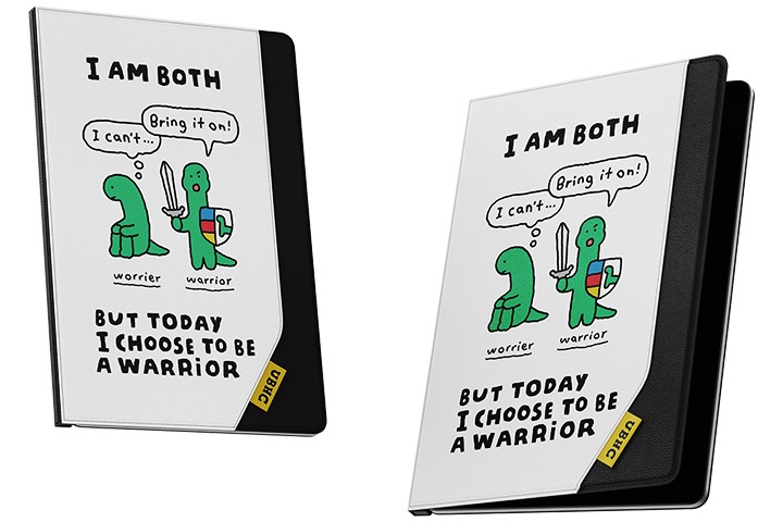 갤럭시 탭 조구만 스튜디오 엔벨롭 커버를 장착한 2개의 갤럭시 탭의 오른쪽 회전 이미지와 왼쪽 회전 이미지가 보여집니다.