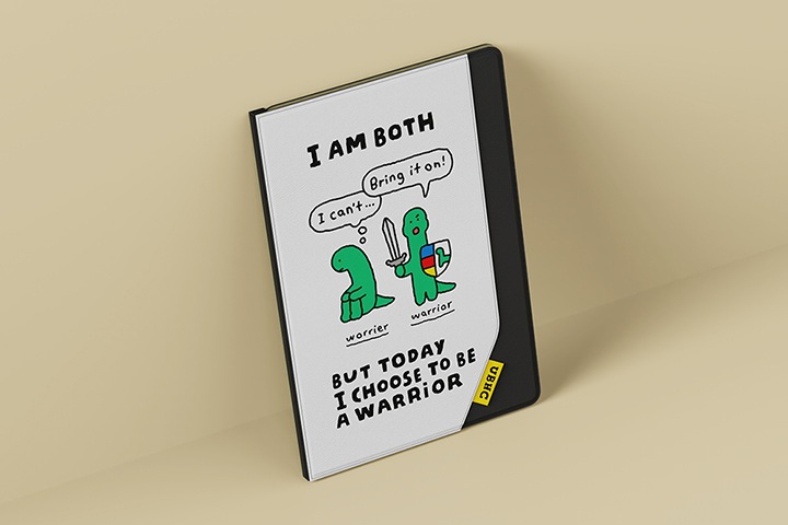 녹색의 배경에 벽에 기대어 보여지는 갤럭시 탭 조구만 스튜디오 엔벨롭 커버를 장착한 갤럭시 탭이 보여집니다.