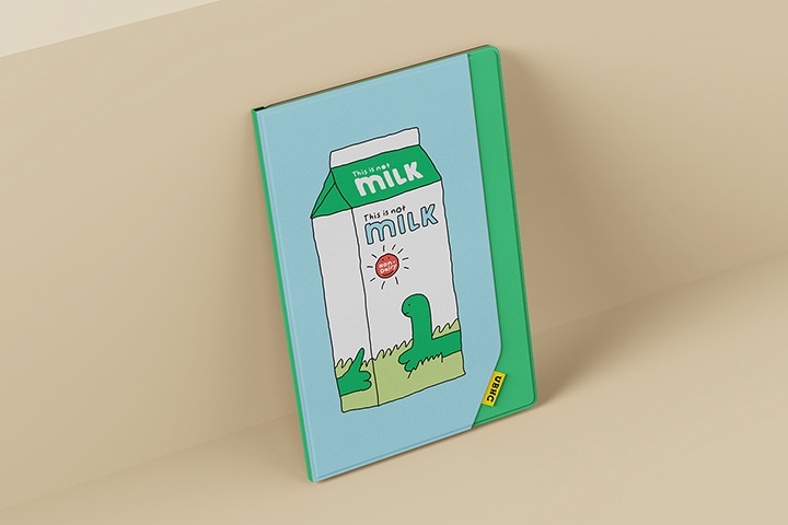 녹색의 배경에 벽에 기대어 보여지는 갤럭시 탭 조구만 스튜디오 엔벨롭 커버를 장착한 갤럭시 탭이 보여집니다.