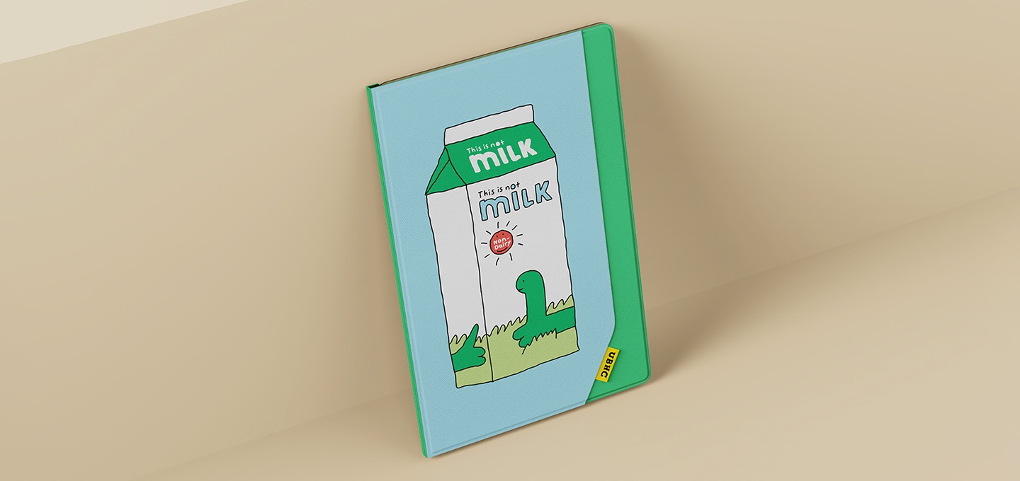 녹색의 배경에 벽에 기대어 보여지는 갤럭시 탭 조구만 스튜디오 엔벨롭 커버를 장착한 갤럭시 탭이 보여집니다.