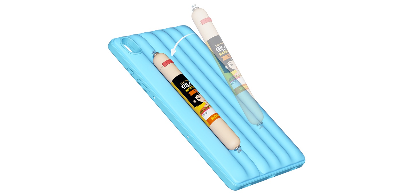 매직 엠보 스탠딩 커버(블루)를 왼쪽으로 45도 눕힌 이미지에 S펜 전용 액세서리(맥스봉 프로틴 S펜 케이스)을 부착할 수 있다는것을 보여주는 이미지가 보여집니다.