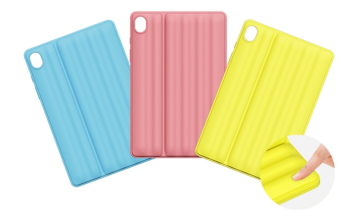 갤럭시 탭 매직 엠보 스탠딩 커버가 색상별로 보여지며 왼쪽부터 블루, 핑크, 옐로우가 보여집니다. 왼쪽하단에 이미지를 추가한 것으로 동그랗게 손가락으로 매직 엠보 스탠딩 커버(옐로우)를 누르는 이미지가 보여집니다.