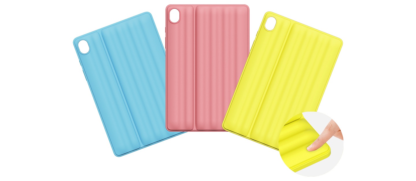 갤럭시 탭 매직 엠보 스탠딩 커버가 색상별로 보여지며 왼쪽부터 블루, 핑크, 옐로우가 보여집니다. 왼쪽하단에 이미지를 추가한 것으로 동그랗게 손가락으로 매직 엠보 스탠딩 커버(옐로우)를 누르는 이미지가 보여집니다.