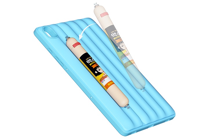 매직 엠보 스탠딩 커버(블루)를 왼쪽으로 45도 눕힌 이미지에 S펜 전용 액세서리(맥스봉 프로틴 S펜 케이스)을 부착할 수 있다는것을 보여주는 이미지가 보여집니다.