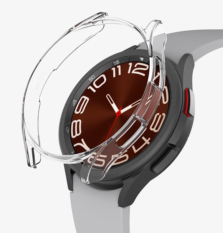 갤럭시 워치에 코어 강화 유리를 장착하는 모습이 보여집니다.