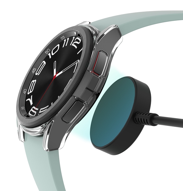 갤럭시 워치에 클리어 케이스가 장착되어 보여지며 충전기를 사용하는 모습이 보여집니다.