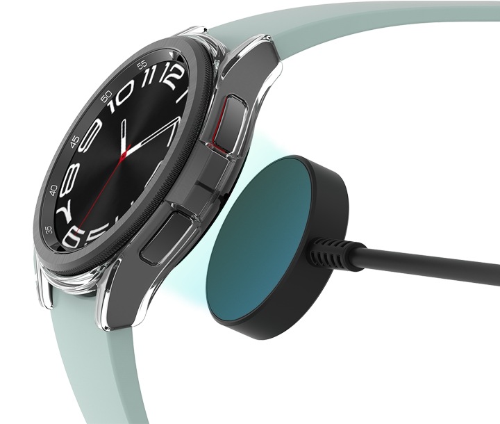 갤럭시 워치에 클리어 케이스가 장착되어 보여지며 충전기를 사용하는 모습이 보여집니다.