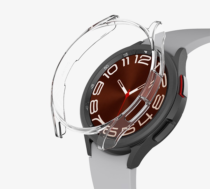 갤럭시 워치에 코어 강화 유리를 장착하는 모습이 보여집니다.