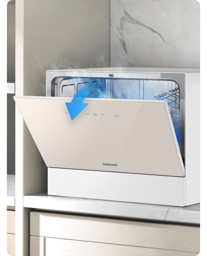 대리석 상판 주방 위에 카운터탑 식기세척기가 올려져 있고 자동 문열림으로 안  쪽 습기가 빠져나가는 모습이 보입니다.