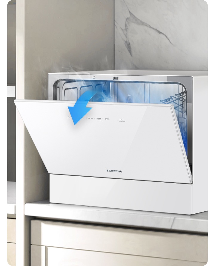 대리석 상판 주방 위에 카운터탑 식기세척기가 올려져 있고 자동 문열림으로 안  쪽 습기가 빠져나가는 모습이 보입니다.