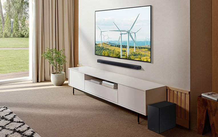 TV 하단에 HW-Q60C 제품이 배치된 우측면 시점입니다.