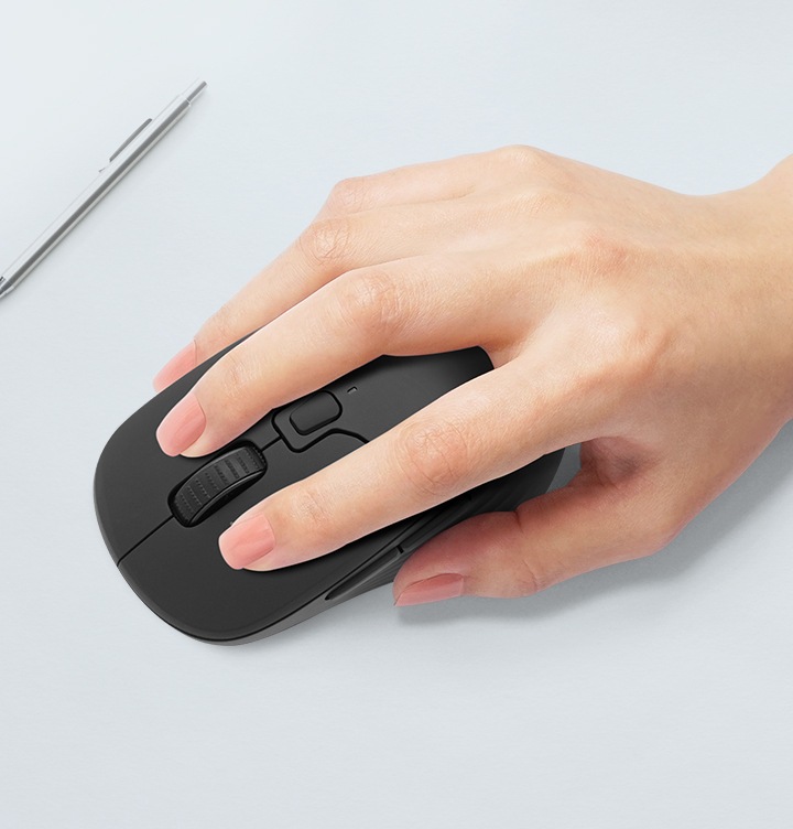 마우스를 잡고 작업중인 손을 보여주고 있습니다.