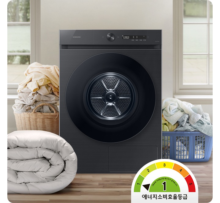 욕실로 보이는 공간에 삼성 그랑데 건조기 AI 제품이 놓여져 있습니다. 왼쪽 선반에는 수건이 쌓여져 있고 그 밑에는 바구니가 있습니다.