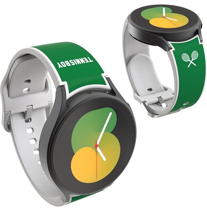 갤럭시 워치 테니스보이클럽 스트랩 제품에 갤럭시 워치를 장착하여 동그랗게 말린 2개의 제품이 보여지며 왼쪽은 상단, 오른쪽은 하단이 보여집니다.