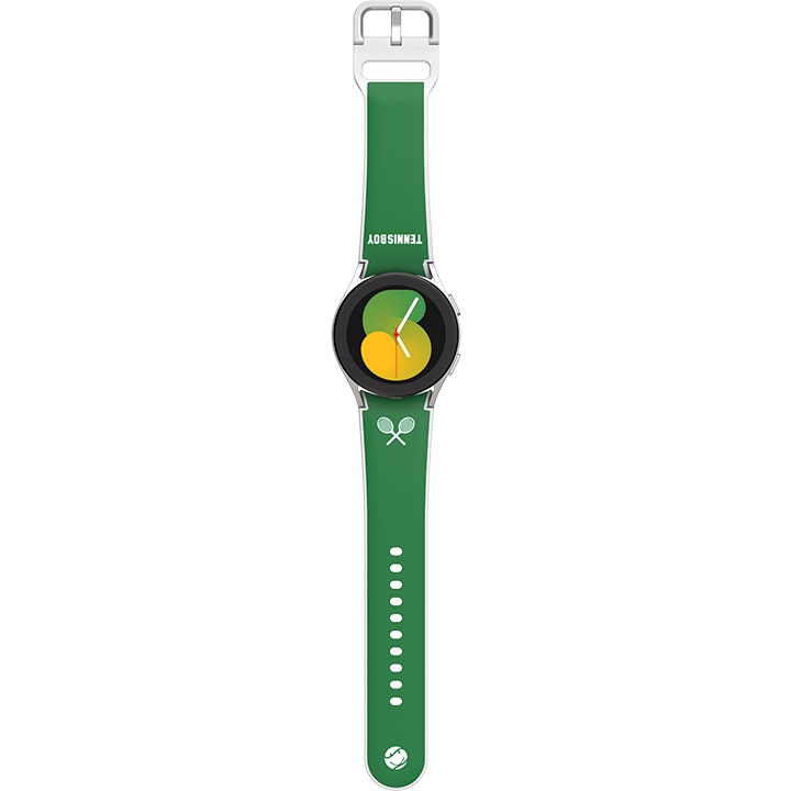 갤럭시 워치 테니스보이클럽 스트랩 제품에 갤럭시 워치를 장착하여 펼쳐진 정면이 보여집니다.