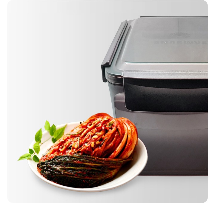 왼쪽에 접시에 담긴 김치가 있고 오른쪽에 김치통이 놓여있습니다.