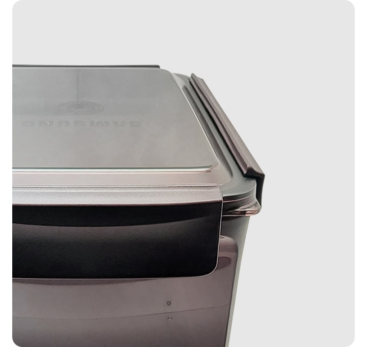 김치가 담겨있는 김치통의 뚜껑부분을 확대한 컷입니다.