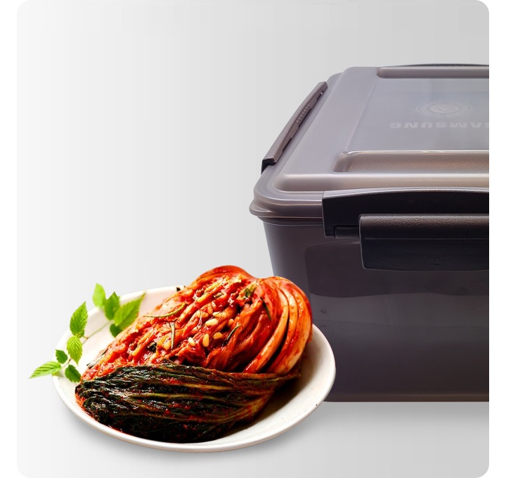 왼쪽에 접시에 담긴 김치가 있고 오른쪽에 김치통이 놓여있습니다.