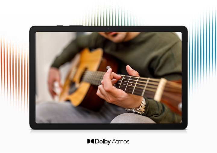 갤럭시 탭 A9+ 화면에 기타를 연주하고 있는 한 사람이 있습니다. 기기 뒤로 음파를 표현하는 그래픽이 있습니다. 기기 아래로 Dolby Atmos라는 브랜드 이름이 있습니다.