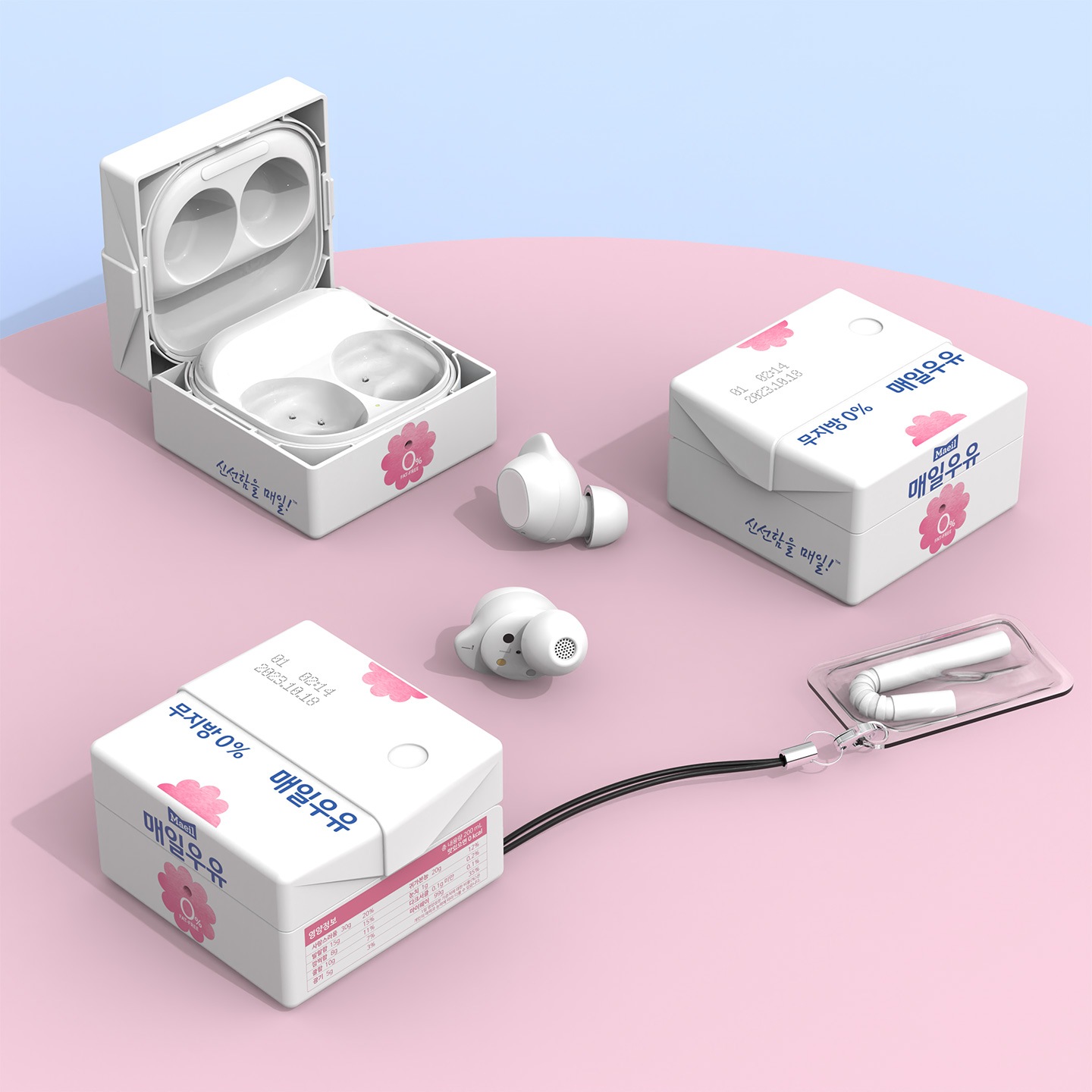 파란색 배경에 연한 분홍색 원형 받침대에 갤럭시 버즈 매일우유 케이스 (무지방)에 버즈가 장착되어 버즈케이스가 오픈되어 있으며, 그 아래 이어버드가 보여집니다. 이어버스 양 옆에 갤럭시 버즈 매일우유 케이스 (무지방)이 보여지며 아래의 갤럭시 버즈 매일우유 케이스 (무지방)에는 빨대 키링이 장착되어 있는 이미지가 보여집니다.