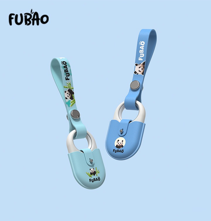 하늘색 배경에 푸바오 로고가 보여집니다. 갤럭시 스마트태그2 푸바오 스트랩 케이스 제품이 2개 보여지며 왼쪽에는 스카이 블루, 오른쪽에는 블루 색상의 제품 정면이 보여집니다.