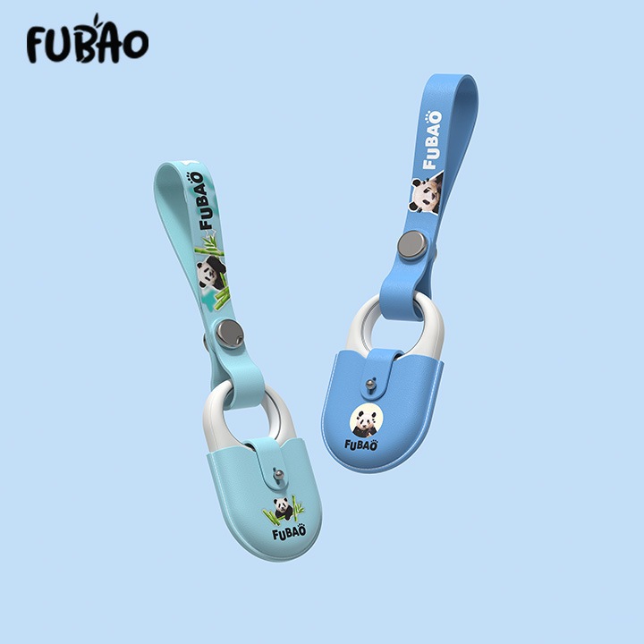 하늘색 배경에 푸바오 로고가 보여집니다. 갤럭시 스마트태그2 푸바오 스트랩 케이스 제품이 2개 보여지며 왼쪽에는 스카이 블루, 오른쪽에는 블루 색상의 제품 정면이 보여집니다.