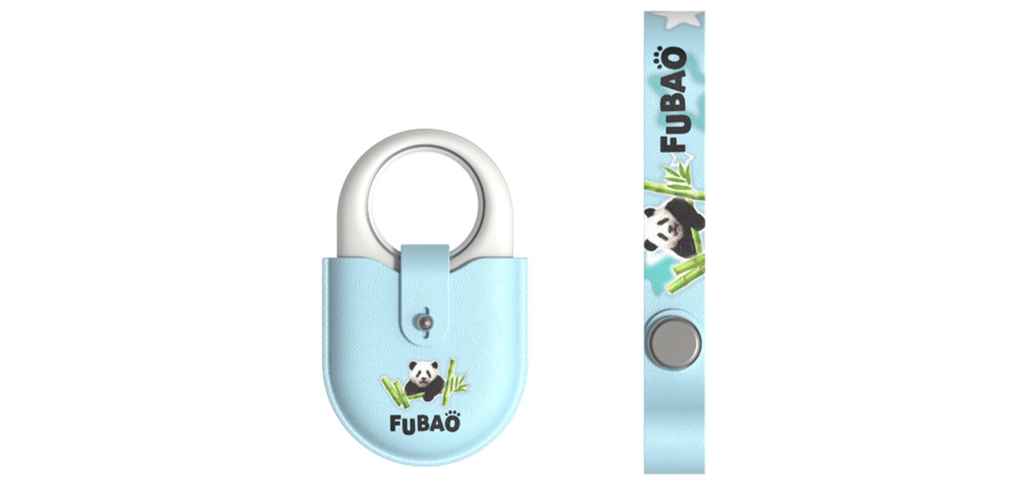 갤럭시 스마트태그2 푸바오 스트랩 케이스 (스카이 블루) 제품에 갤럭시 스마트태그를 장착한 정면이미지가 왼쪽에서 보여지며 오른쪽에는 갤럭시 스마트태그2 푸바오 스트랩 케이스 (스카이 블루) 제품의 스트랩이 보여집니다.