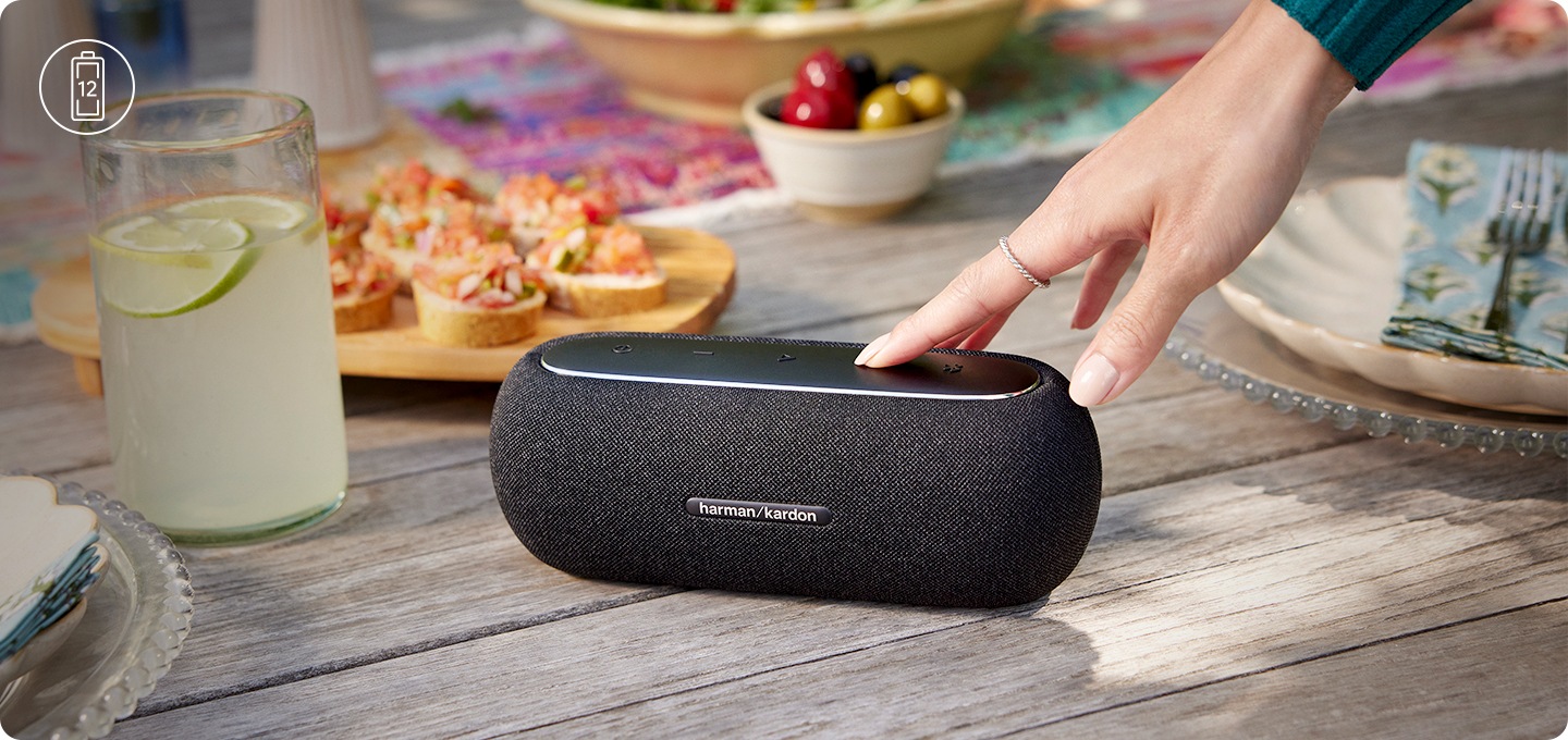 야외 테이블 위 제품이 놓여 있습니다.