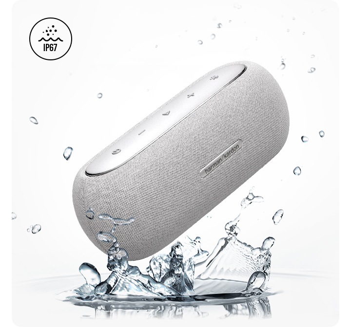 제품 주위로 물발울들이 튀기고 있습니다.