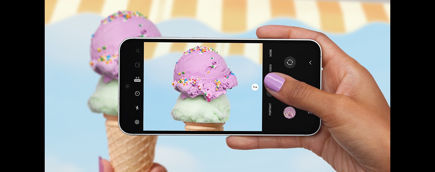 갤럭시 S23 FE 기기를 가로 모드로 손에 쥐고 사진을 촬영하고 있는 화면입니다. 다채로운 스프링클이 뿌려진 스쿱 아이스크림이 선명하고 디테일하게 표시되어 있습니다. 