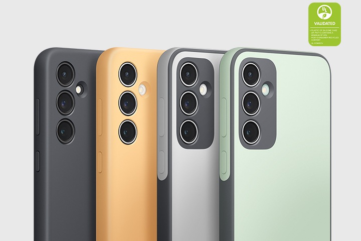 서로 다른 색상의 실리콘 케이스를 장착한 갤럭시 S23 FE 기기 4대가 정면 모습으로 왼쪽에서 오른쪽으로 나열하여 있습니다. 이미지 오른쪽 상단 부분에는 UL 재활용 콘텐츠 인증 마크의 텍스트에는 플라스틱 실리콘 케이스(EF-PS711)가 최소 20 %의 포스트 컨슈머 재활용 소재를 포함한다고 영어로 적혀 있습니다. 