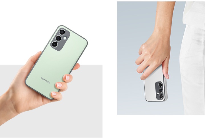 이미지 왼쪽 부분에는 손에 실리콘 케이스를 장착한 갤럭시 S23 FE 기기를 편하게 쥐고 있습니다. 이미지 오른쪽 부분에는 한 사람이 실리콘 케이스를 장착한 갤럭시 S23 FE 기기를 안정적으로 잡은 채 걷고 있습니다. 