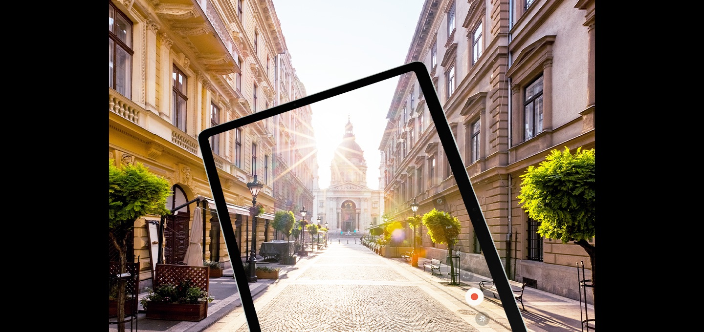 갤럭시 탭 S9 FE+가 햇빛이 비치는 도시의 거리를 촬영하고 있습니다. 화면에는 비전 부스트로 눈부심이 줄어들면서 더욱 선명하게 드러난 도시의 거리를 표시하고 있습니다.
