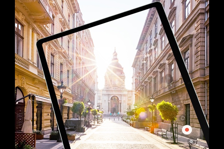 갤럭시 탭 S9 FE+가 햇빛이 비치는 도시의 거리를 촬영하고 있습니다. 화면에는 비전 부스트로 눈부심이 줄어들면서 더욱 선명하게 드러난 도시의 거리를 표시하고 있습니다.