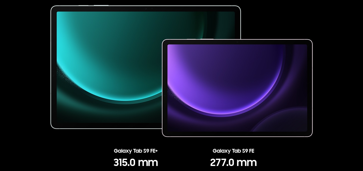 12.4 인치 화면의 민트 색상 갤럭시 탭 S9 FE+와 10.9 인치 화면의 라벤더 색상 탭 S9 FE가 정면을 향한 채 가로 모드로 나란히 놓여 있습니다. 각각 녹색과 보라색의 배경 화면을 표시하고 있습니다.