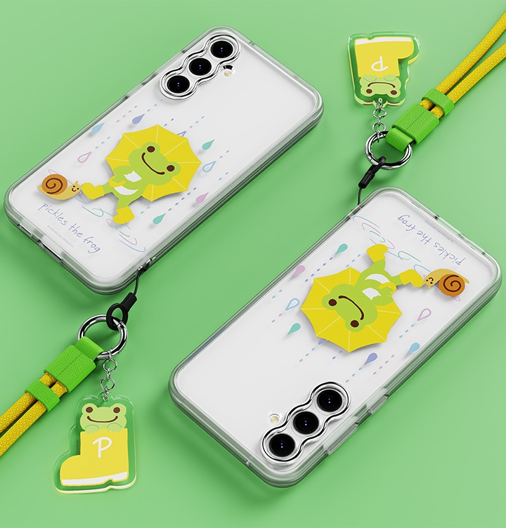 초록색 배경에 이미지 왼쪽 상단 부분에는 갤럭시 S23 FE pickles the frog 버라이어티 케이스 (옐로우)을 장착한 후 오른쪽으로 40도 기울여 눕힌 이미지 오른쪽  하단 부분에 키링을 장착한 이미지가 있고 이미지 오른쪽 하단 부분에는 갤럭시 S23 FE pickles the frog 버라이어티 케이스 (옐로우)을 장착한 후 왼쪽으로 130도 돌아간 후 눕힌 정면 이미지가 배치하여 있습니다.