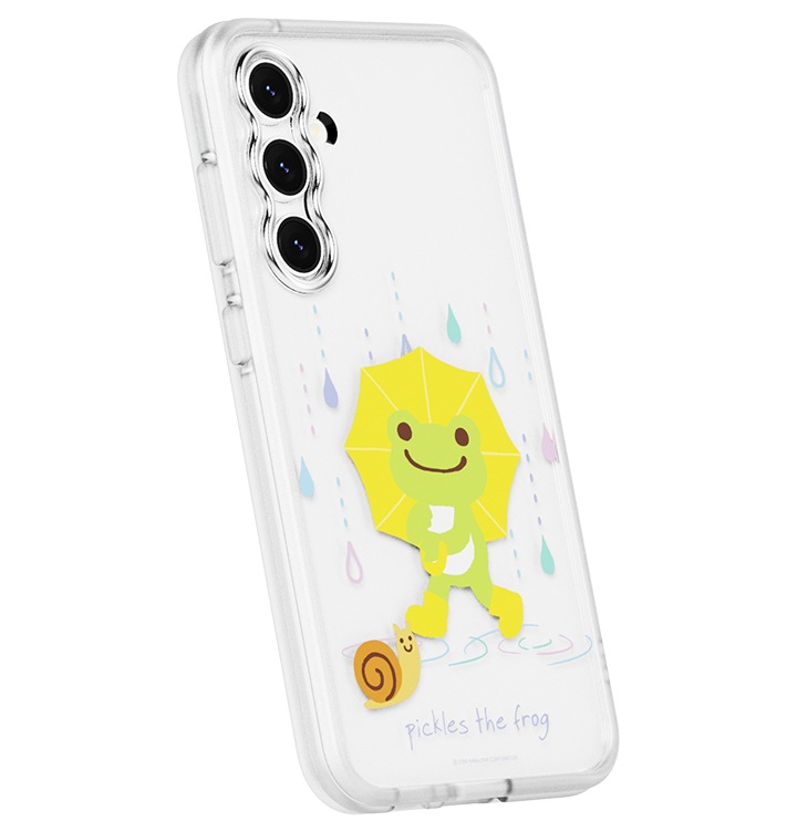 흰색 배경에 갤럭시 S23 FE pickles the frog 버라이어티 케이스 (옐로우)을 장착 후 오른쪽으로 20도 돌린 후 뒤로 20도 기울어진 정면 이미지입니다.