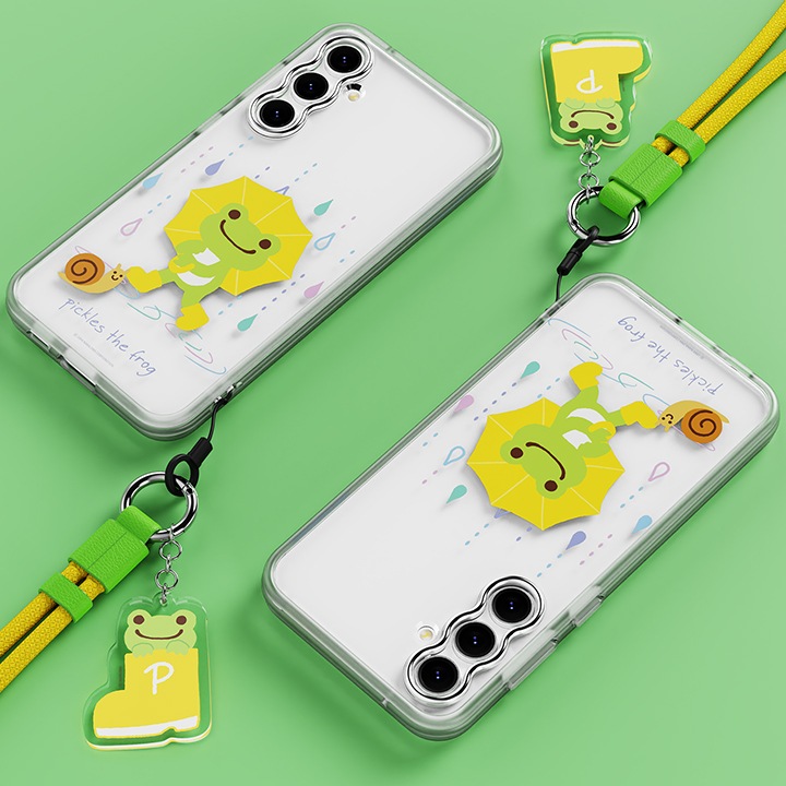 초록색 배경에 이미지 왼쪽 상단 부분에는 갤럭시 S23 FE pickles the frog 버라이어티 케이스 (옐로우)을 장착한 후 오른쪽으로 40도 기울여 눕힌 이미지 오른쪽  하단 부분에 키링을 장착한 이미지가 있고 이미지 오른쪽 하단 부분에는 갤럭시 S23 FE pickles the frog 버라이어티 케이스 (옐로우)을 장착한 후 왼쪽으로 130도 돌아간 후 눕힌 정면 이미지가 배치하여 있습니다.