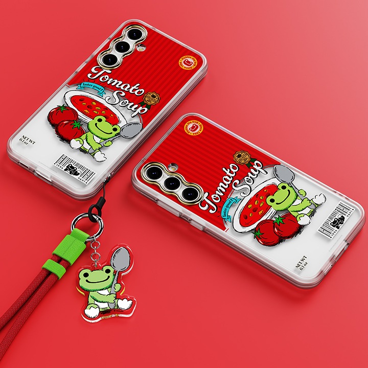 빨간색 배경에 이미지 왼쪽 상단 부분에는 갤럭시 S23 FE pickles the frog 버라이어티 케이스 (레드)를 장착한 후 오른쪽으로 40도 기울여 눕힌 이미지 오른쪽  하단 부분에 키링을 장착한 이미지가 있고 이미지 오른쪽 하단 부분에는 갤럭시 S23 FE pickles the frog 버라이어티 케이스 (레드)를 장착한 후 왼쪽으로 40도 돌아간 후 눕힌 정면 이미지가 배치하여 있습니다.