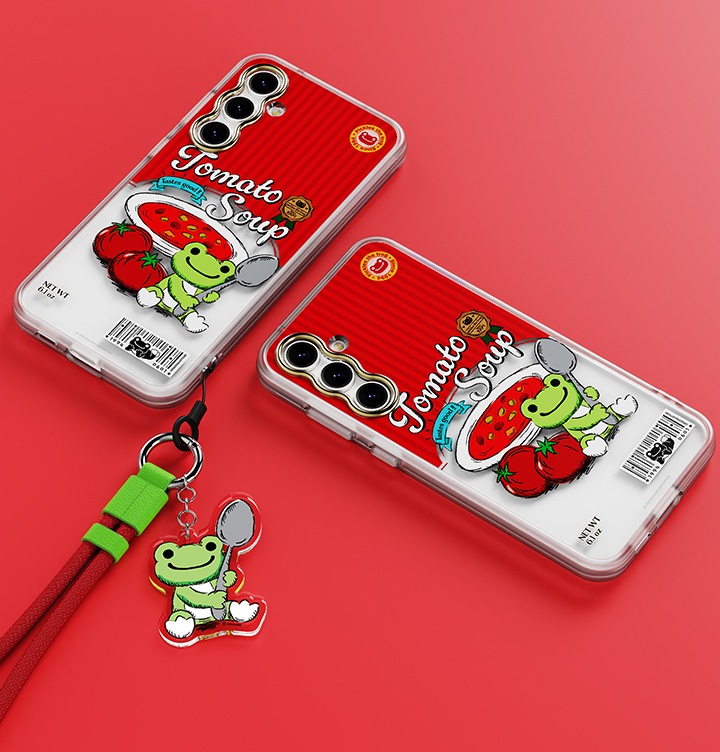 빨간색 배경에 이미지 왼쪽 상단 부분에는 갤럭시 S23 FE pickles the frog 버라이어티 케이스 (레드)를 장착한 후 오른쪽으로 40도 기울여 눕힌 이미지 오른쪽  하단 부분에 키링을 장착한 이미지가 있고 이미지 오른쪽 하단 부분에는 갤럭시 S23 FE pickles the frog 버라이어티 케이스 (레드)를 장착한 후 왼쪽으로 40도 돌아간 후 눕힌 정면 이미지가 배치하여 있습니다.