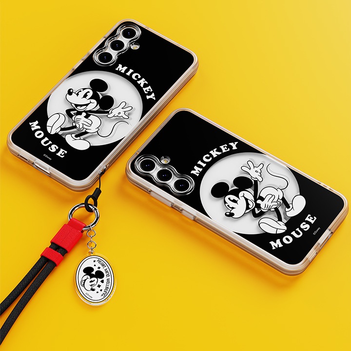 노란색 배경에 이미지 왼쪽 상단 부분에는 갤럭시 S23 FE 디즈니 버라이어티 케이스 (블랙)을 장착한 후 오른쪽으로 40도 기울여 눕힌 이미지 오른쪽  하단 부분에 키링을 장착한 이미지가 있고 이미지 오른쪽 하단 부분에는 갤럭시 S23 FE 디즈니  버라이어티 케이스 (블랙)을 장착한 후 왼쪽으로 40도 돌아간 후 눕힌 정면 이미지가 배치하여 있습니다.