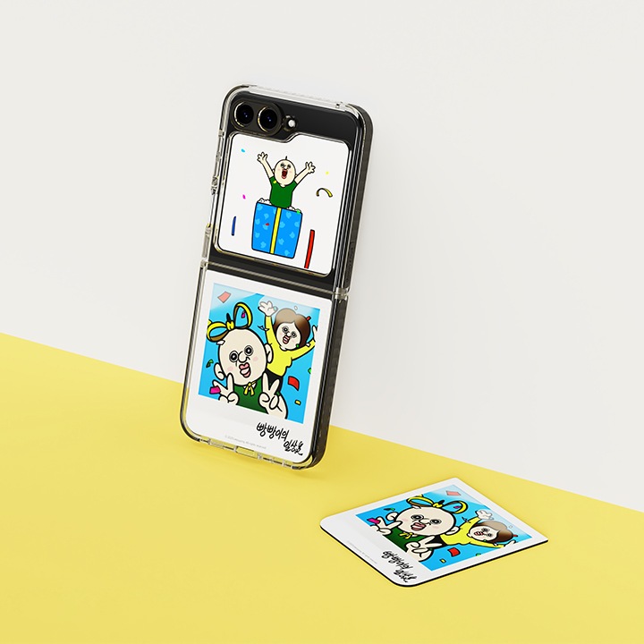 노란색 바닥에 흰색 벽이 있는 배경에 이미지 중간 부분에는 갤럭시 Z 플립5 빵빵이 수트 케이스 with 플립수트 카드 (화이트) 제품을 장착한 후 벽에 기대어 세로로 세워 놓은 정면 이미지와 이미지 오른쪽 하단 부분에는 플립수트 카드다 바닥에 누워있는 이미지 입니다.