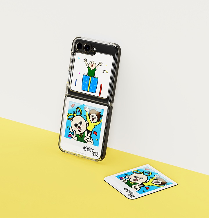 노란색 바닥에 흰색 벽이 있는 배경에 이미지 중간 부분에는 갤럭시 Z 플립5 빵빵이 수트 케이스 with 플립수트 카드 (화이트) 제품을 장착한 후 벽에 기대어 세로로 세워 놓은 정면 이미지와 이미지 오른쪽 하단 부분에는 플립수트 카드다 바닥에 누워있는 이미지 입니다.