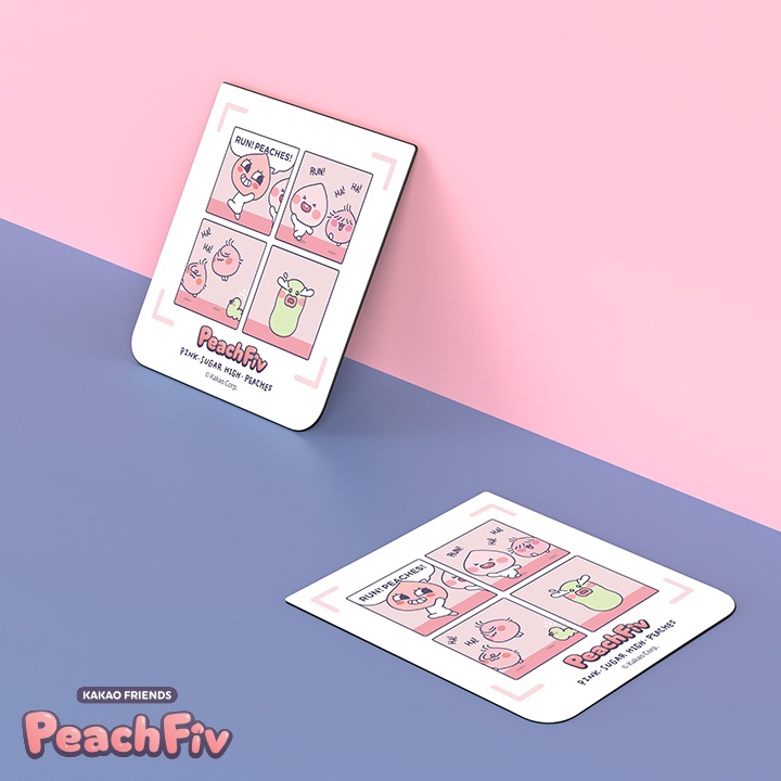 파란색 바닥과 핑크색 벽이 있는 배경에 이미지 오른쪽 하단 부분에는 갤럭시 Z 플립5 피치파이브  플립수트 카드가 왼쪽으로 50도 돌아간 뒤 눕혀있는 이미지와 이미지 왼쪽 상단 부분에는 갤럭시 Z 플립5 피치파이브 플립수트 카드가 벽에 기대어 있는 이미지입니다. 이미지 왼쪽 하단에는 카카오프렌즈와 피치파이브 로고가 배치하여 있습니다.