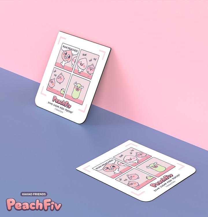 파란색 바닥과 핑크색 벽이 있는 배경에 이미지 오른쪽 하단 부분에는 갤럭시 Z 플립5 피치파이브  플립수트 카드가 왼쪽으로 50도 돌아간 뒤 눕혀있는 이미지와 이미지 왼쪽 상단 부분에는 갤럭시 Z 플립5 피치파이브 플립수트 카드가 벽에 기대어 있는 이미지입니다. 이미지 왼쪽 하단에는 카카오프렌즈와 피치파이브 로고가 배치하여 있습니다.