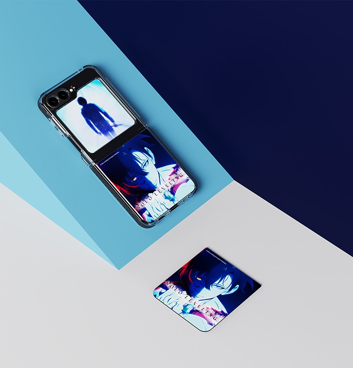 휜색 바닥에 벽은 진한 남색으로 되어 있고 이미지 왼쪽 부분에는 파란색으로 경사면이 있는 배경에 이미지 중간 하단 부분에는 오른쪽으로 50도 돌아가 누워있는 갤럭시 Z 플립5 나 혼자만 레벨업 플립수트 카드 정면 이미지가 배치하여 있고  파란색 경사면 위에는 갤럭시 Z 플립5 나 혼자만 레벨업 수트 케이스 with 플립수트 카드를 장착한 후 경사면에 기대어 있는 제품의 정면 이미지가 있습니다.