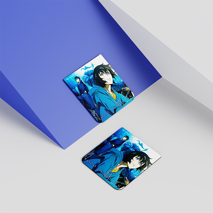 흰색의 벽과 바닥이 있는 배경에 이미지 왼쪽 부분에는 파란색으로된 경사가 있고 중간 하단 부분에는 갤럭시 Z 플립5 나 혼자만 레벨업 플립수트 카드 (1 매)가 오른쪽으로 50도 기울어진 후 누워있는 정면 이미지가 있고 경사가 있는 부분에 갤럭시 Z 플립5 나 혼자만 레벨업 플립수트 카드 (1매)가 기대어 있는 이미지입니다.